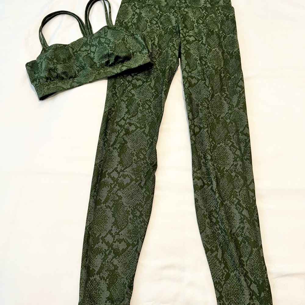 Women's green snake print workout leggings + sports bra SET; Bra Small, Pants XS